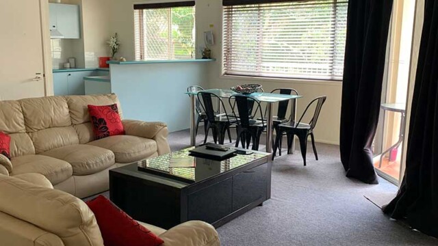 Unit-6-dining-Charlton-on-The-Esplanade